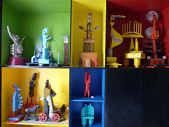 "Ready Mades" inside the cabinet of presentation: "Heimat / Habitat "